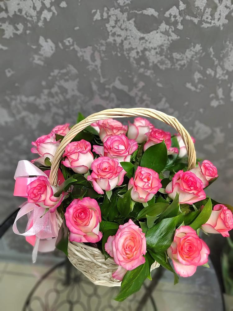 Цветочная композиция из Розы в корзине в Изоплите
