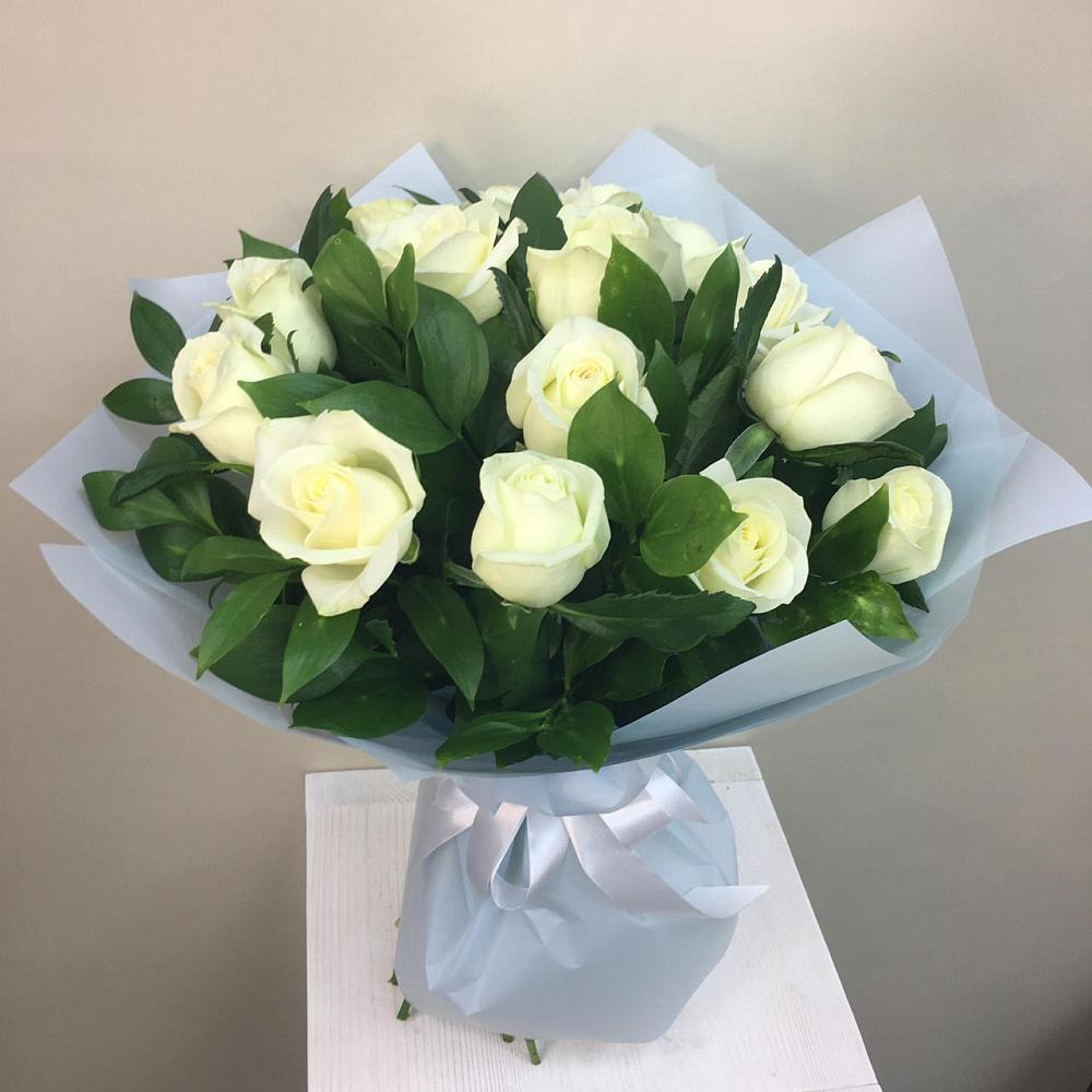 Букет 15 Белых роз Проуд в Изоплите