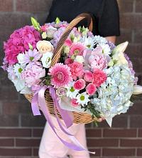 Цветочная композиция из Розы, Хризантемы, Пионы и Лизиантусы в корзине в Изоплите