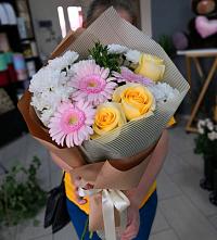 Букет цветов из:  Герберы, Розы и Хризантемы в Изоплите