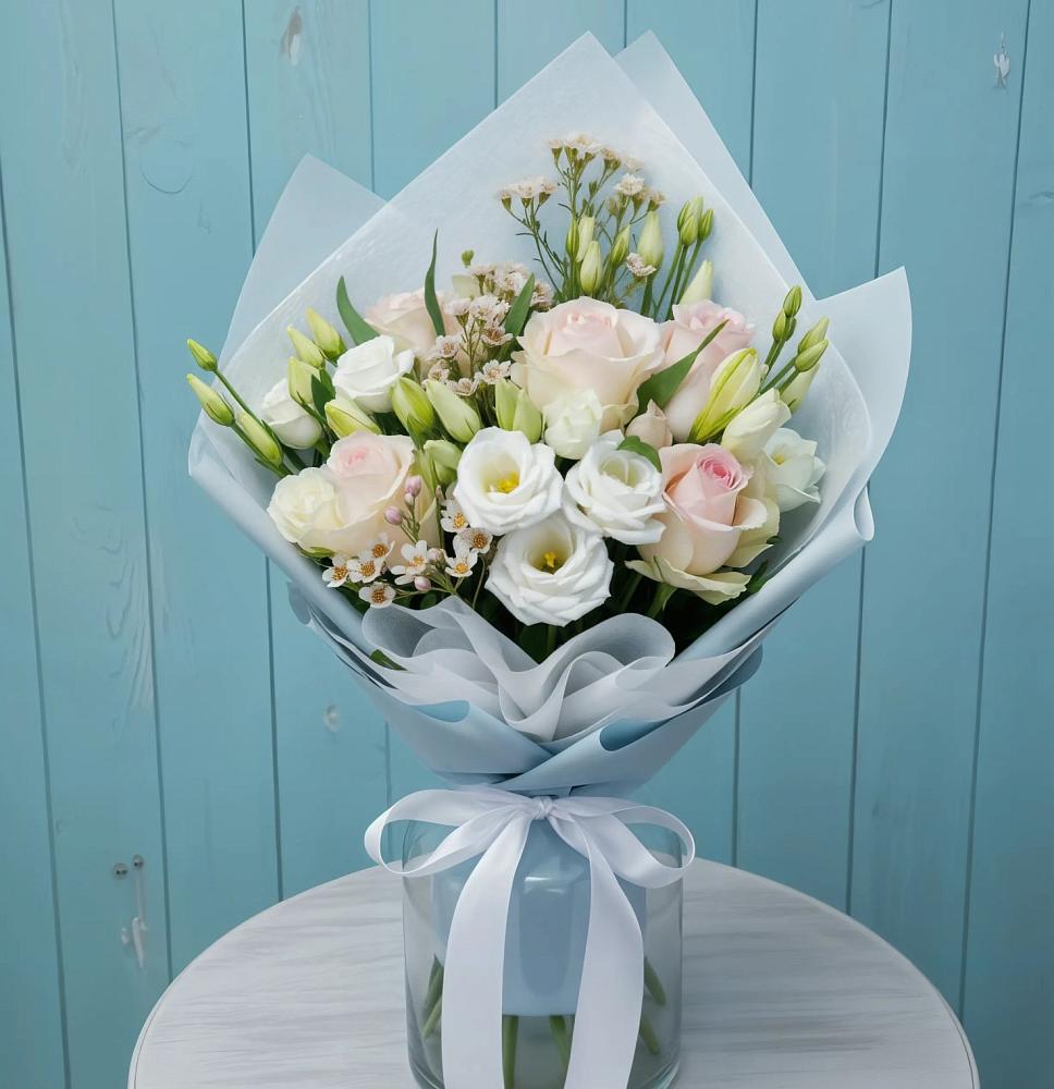 Букет цветов из: Розы и Лизиантусы в Изоплите