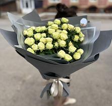 Букет Белые кустовые розы Солинеро в Изоплите