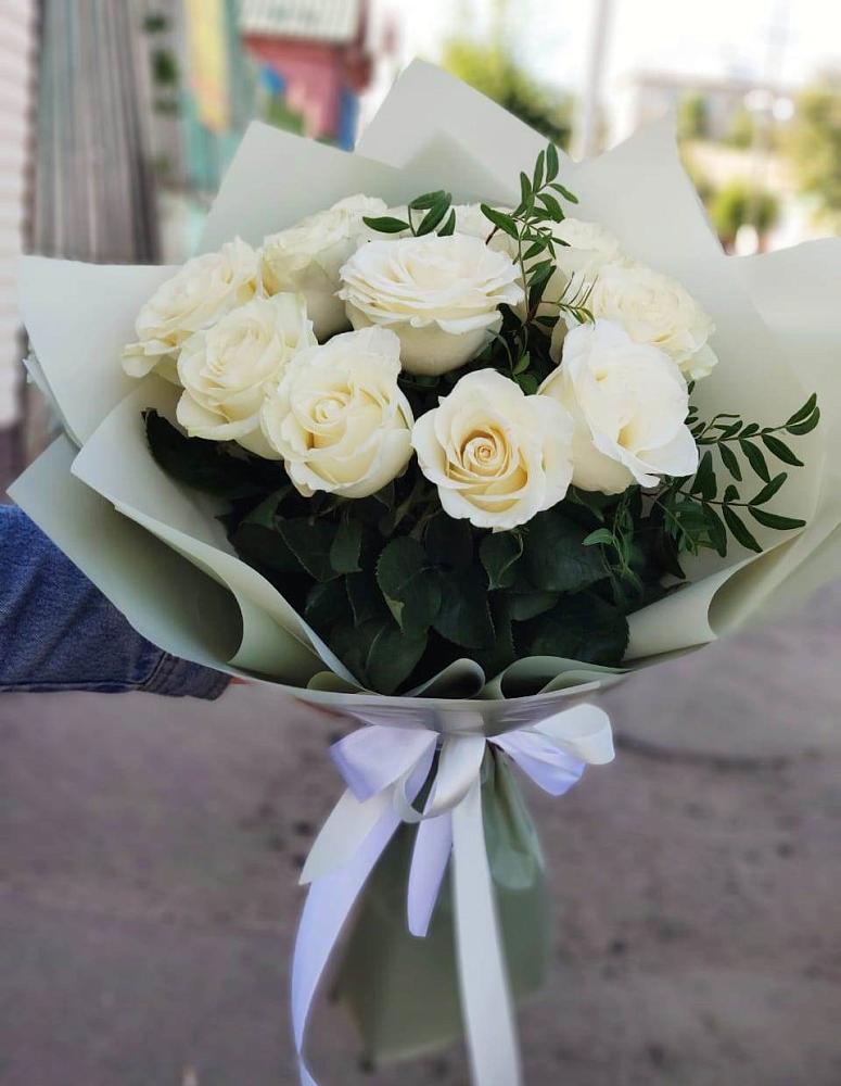 Букет Белые розы Проуд в Изоплите