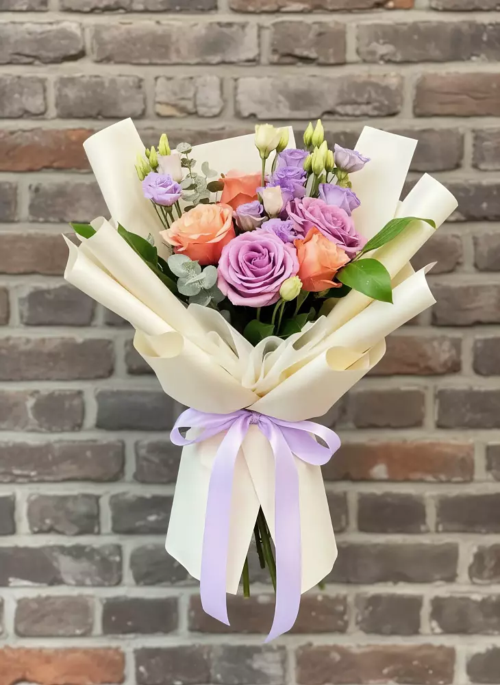 Букет цветов из: Лизиантусы и Розы в Изоплите