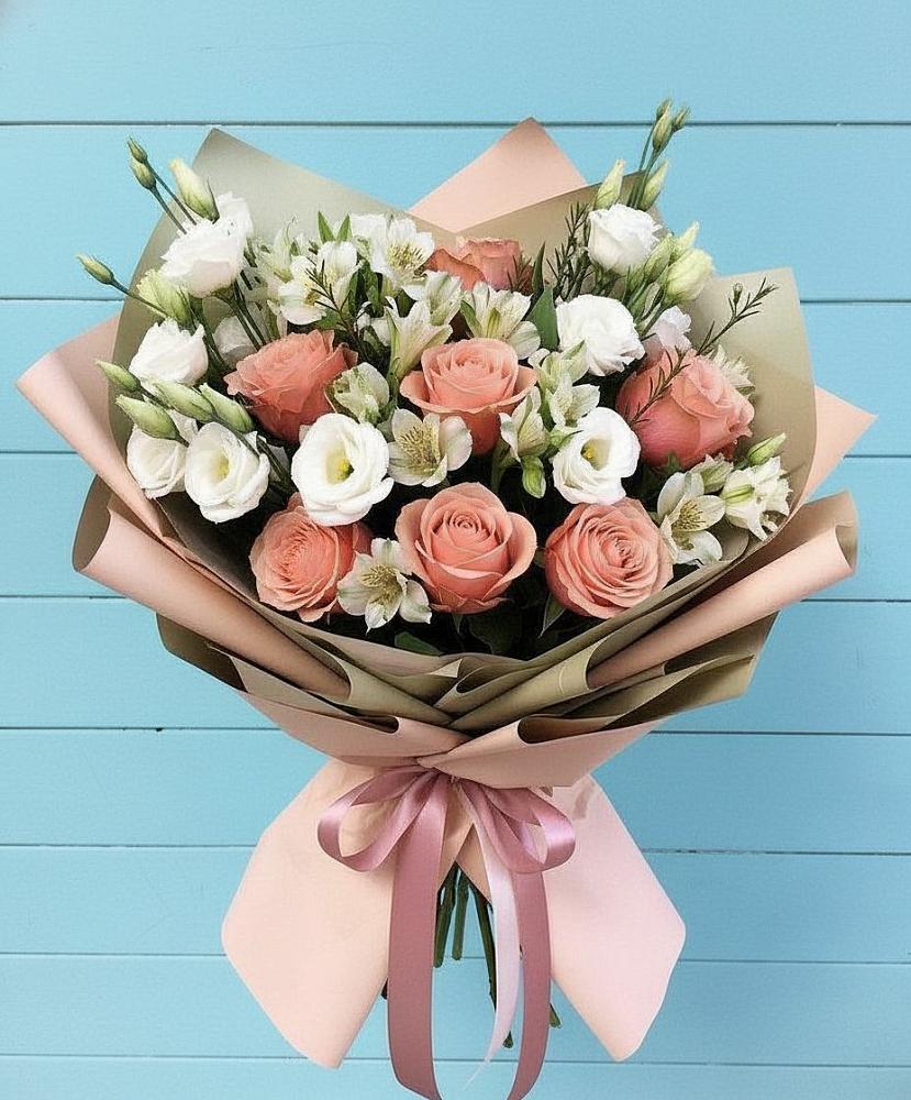 Букет цветов из: Розы, Альстромерии и Лизиантусы в Изоплите