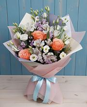 Букет цветов из:  Лизиантусы, Розы, Альстромерии и Гипсофила в Изоплите