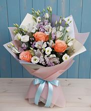 Букет цветов из:  Лизиантусы, Розы, Альстромерии и Гипсофила в Изоплите