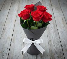 Букет 5 Красных роз Эдлесс Лав в Изоплите