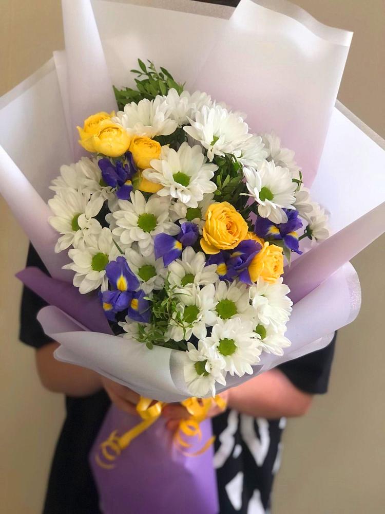 Букет цветов из: Ирисы, Хризантемы и Розы в Изоплите