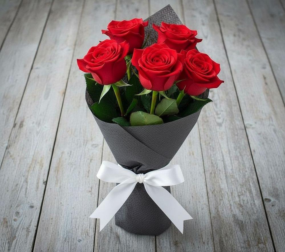 Букет 5 Красных роз Эдлесс Лав в Изоплите
