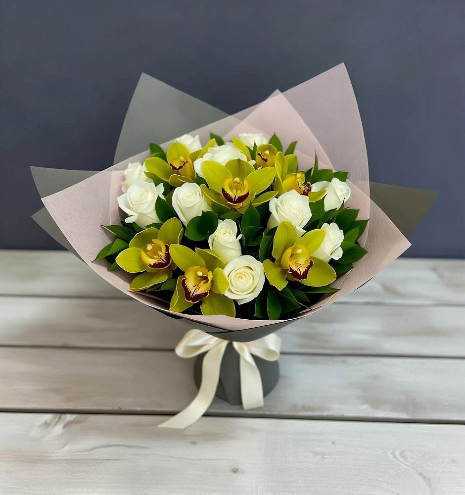 Букет цветов из: Орхидеи и Розы в Изоплите