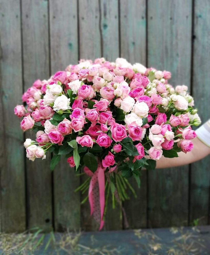 Букет Розовые кустовые розы Натали и Лав Лидия в Изоплите