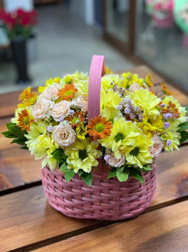 Цветочная композиция из Хризантемы и Розы в корзине в Изоплите