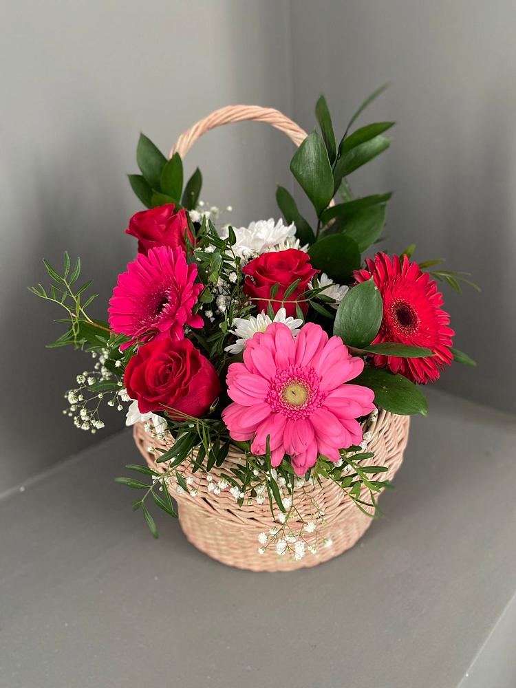 Цветочная композиция из Розы, Хризантемы и Герберы в корзине в Изоплите