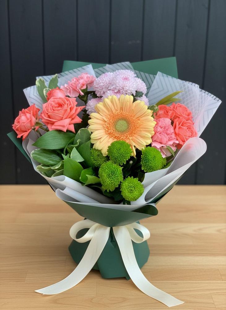 Букет цветов из: Гвоздики, Розы, Герберы и Хризантемы в Изоплите