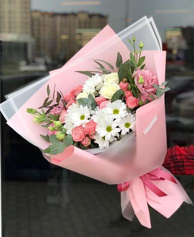 Букет цветов из: Розы, Лизиантусы и Хризантемы в Изоплите