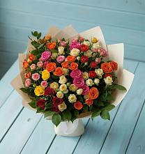 Букет Микс из разноцветных кустовых роз в Изоплите