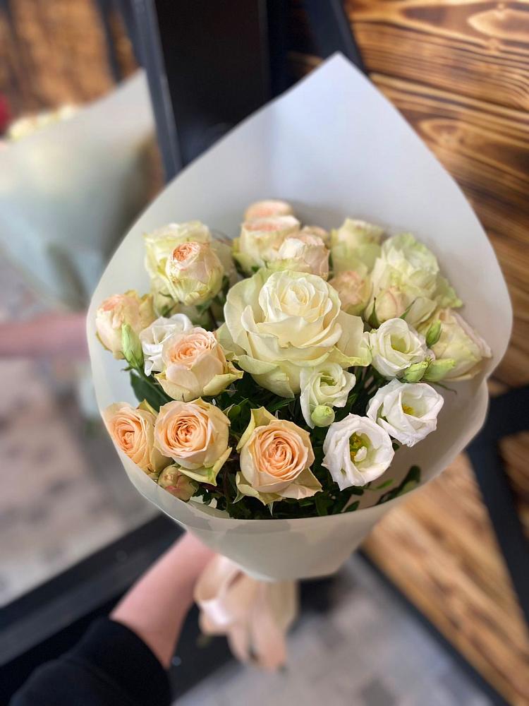 Букет цветов из: Розы и Лизиантусы в Изоплите